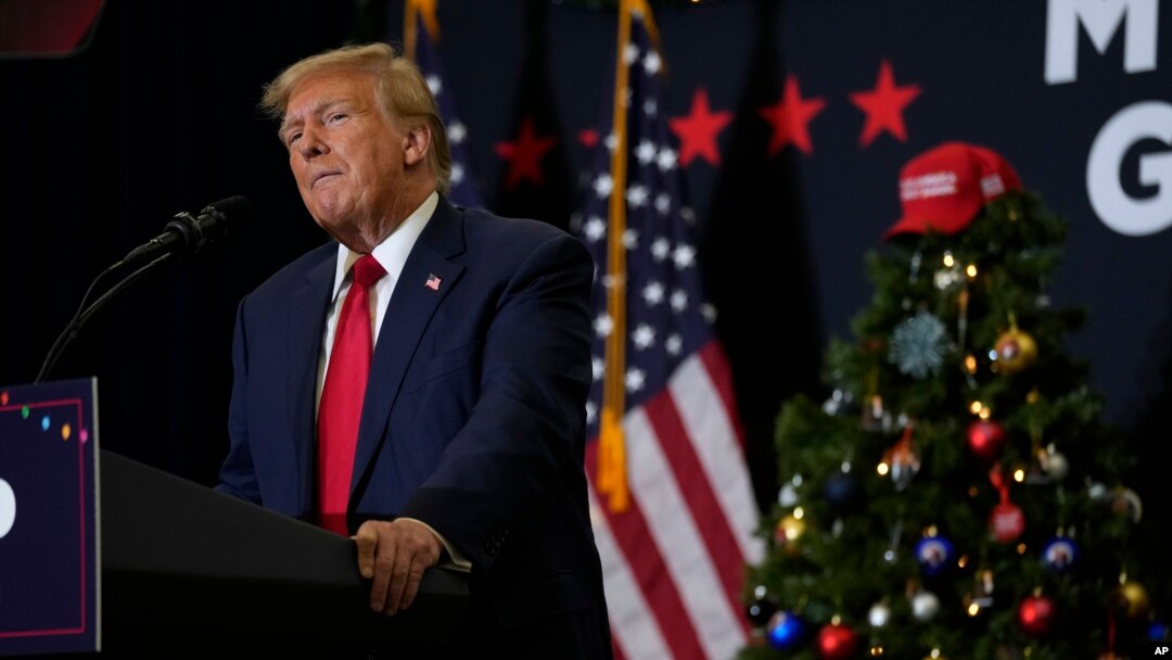 Donald Tramp na mitingu u Ajovi 19. decembra 2023. (Foto: AP/Charlie Neibergall)
