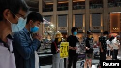 Activistas prodemocracia en Hong Kong hacen un minuto de silencio después de la aprobación en Beijing de una ley de seguridad nacional para el territorio el 30 de junio de 2020.