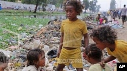 Des enfants fouillant des ordures à Madagascar (AP) 