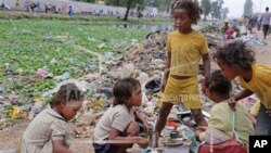 Des enfants jouent sur une rue à Madagascar