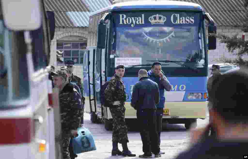 Ukrainian marines prepare to leave their base in Feodosia, Crimea, March 25, 2014.