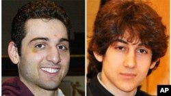 ຮູບທ້າວ Tamerlan Tsarnaev (ຊ້າຍ) ທີ່ສົບຖືກນໍາໄປຝັງ ທີ່ປ່າຊ້າແຫ່ງນຶ່ງ ໃນລັດເວີຈີເນຍ ແລະ ຮູບທ້າວ Dzhokhar Tsarnaev, ນ້ອງຊາຍຂອລາວ.