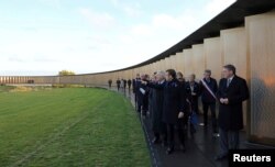 Presiden Perancis Emmanuel Macron di Tugu Peringatan PD I "Ring of Memory" di TMP Notre Dame de Lorette,Arras, Perancis (8/11).