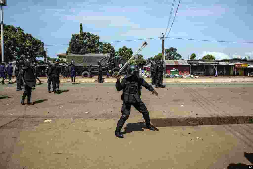 Polisi ya Gineya ihanganye n&#39;abashigikiye Cellou Dallein Diallo atavuga rumwe na Reta ya Gineya. Iyi foto yafashwe mu kw&#39;icumi ko mu 2020 mu myiyerekano y&#39;abashigikiye Diallo. Hari inyuma yaho uwo munyepolitike yanse kwemera ko yatsinzwe mu matora yari ahanganyemwo na Prezida&nbsp;Alpha Conde