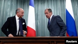 Russia's Foreign Minister Sergei Lavrov (R) and his French counterpart, Laurent Fabius, are seen at a news conference in Moscow, September 17, 2013.