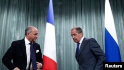 ရုရှားနိုင်ငံခြားရေးဝန်ကြီး Sergei Lavrov (ညာ) နဲ့ ပြင်သစ်နိုင်ငံခြားရေးဝန်ကြီး Laurent Fabius (ဘယ်) မော်စကိုမှာ ကျင်းပတဲ့ ပူးတွဲသတင်းစာရှင်းလင်းပွဲမှာ မြင်တွေ့ရစဉ်။ (၁၇ စက်တင်ဘာလ ၂၀၁၃)