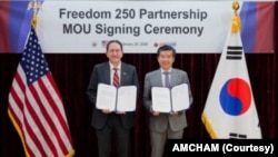 제임스 김 암참 회장 겸 대표이사(사진 왼쪽)와 제임스 짐 헬러 주한미국대사관 대사대리.