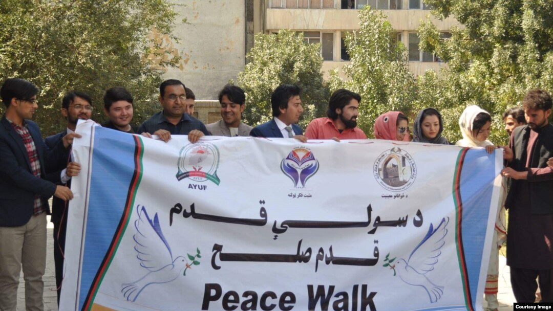 دځوانانو چارو معین ډاکترکمال سادات د شورو، پنجشنبې، په ورځ دسولې قدم ترعنوان لاندې په یو مدني حرکت کې دنړۍ له ځوانانو وغوښتل چې دافغانستان دسولې او پرمختګ په چارو کې مرسته وکړي