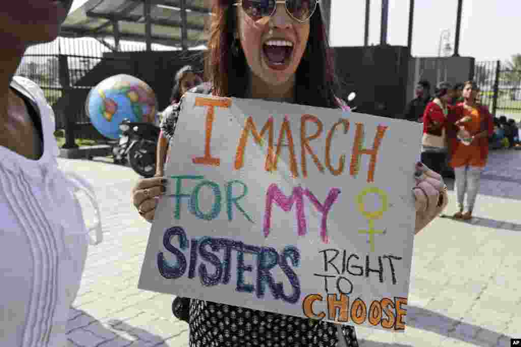 Activist Sarah Annay Williamson holds a placard and shouts slogan during the Women&#39;s March rally in Kolkata, India, Jan. 21, 2017. (AP Photo/Bikas Das)