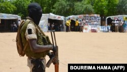 Un soldat nigérian monte la garde dans un camp de réfugiés à Diffa, au Niger, le 17 août 2016.