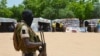 Un soldat nigérian monte la garde dans un camp pour personnes déplacées à Diffa, au Niger, le 17 août 2016. (Photo: BOUREIMA HAMA / AFP)