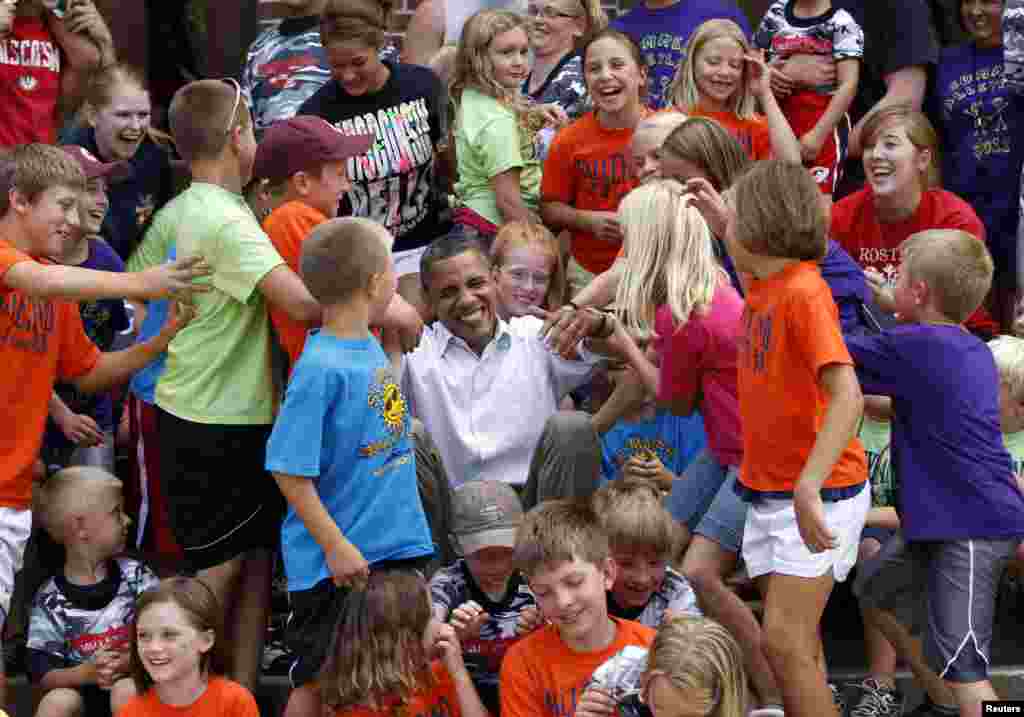 Ayudado por los niños de Chatfield, Minnesota, luego de una foto en grupo, en agosto de 2011.