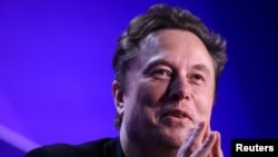 Elon Musk, CEO SpaceX dan Tesla serta pemilik X, berbicara di forum Milken Conference 2024 Global Conference Session di Beverly HIlls, California, 6 Mei 2024. (Foto: David Swanson/arsip foto)