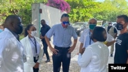 Đặc sứ Mỹ Daniel Foote thăm một trạm y tế chữa trị người mắc COVID-19 ở Haiti (ảnh tư liệu).