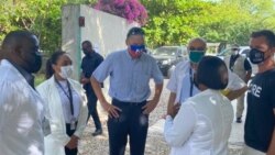 Anvwaye Spesyal Etazuni pou Ayiti, Anbasade Daniel Foote pandan yon vizit nan GHESKIO yon sant medikal kap swaye moun ki gen Coronavirus ann Ayiti. (Photo: @USEmbassyHaiti Twitter)