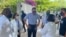Đặc sứ Mỹ Daniel Foote thăm một trạm y tế chữa trị người mắc COVID-19 ở Haiti (ảnh tư liệu).