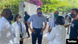 18 Ağustos 2021 - ABD'nin Haiti özel temsilcisi Daniel Foote, Haiti'de Corona virüsü enfeksiyonu kapanların tedavi edildiği bir hastaneyi ziyaret etti