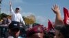 El presidente de Nicaragua, Daniel Ortega, y su esposa, la vicepresidenta Rosario Murillo, llegan a la plaza Juan Pablo II para celebrar el 39 aniversario de la revolución sandinista, en Managua, Nicaragua. (Foto AP/Cristóbal Venegas)
