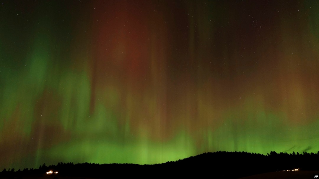 ARCHIVO: Una aurora boreal se observa en el cielo nocturno en Moscow, Idaho, EEUU, el 10 de octubre de 2024.