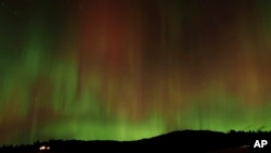 ARCHIVO: Una aurora boreal se observa en el cielo nocturno en Moscow, Idaho, EEUU, el 10 de octubre de 2024.