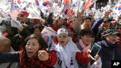 Supporters of South Korean President Park Geun-hye shout slogans during a rally opposing her impeachment near Constitutional Court in Seoul, South Korea, March 10, 2017. 