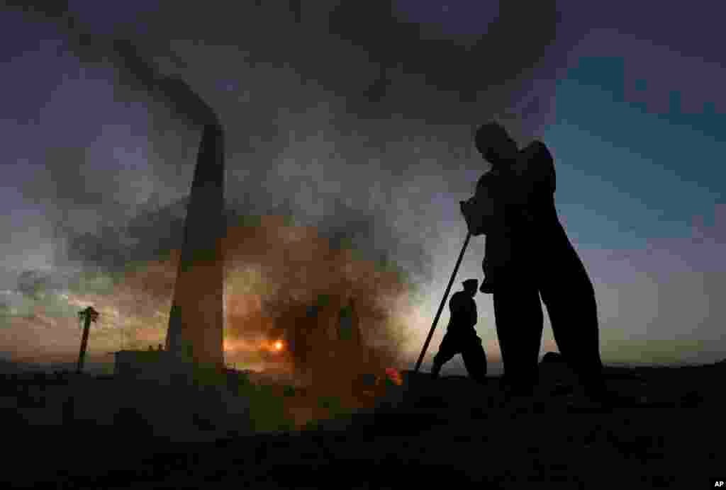 غروب در یک کارخانۀ خشت پزی در حومۀ شهر کابل