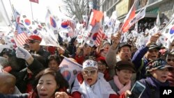 Pendukung Presiden Korea Selatan Park Geun-hye melawan pemrotesnya dekat Pengadilan Konstitusional di Seoul, Korea Selatan, 10 Maret 2017. 