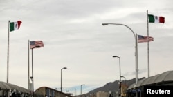 Un grupo de personas hace cola para cruzar hacia EE.UU. en el puente fronterizo Paso del Norte, visto desde Ciudad Juárez, México, el 1 de marzo de 2020.