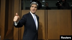 El senador John Kerry testifica ante sus colegas de la Comisión de Relaciones Exteriores donde se considera su nominación a secretario de Estado.