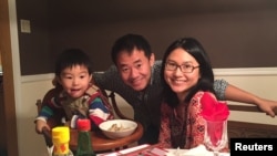 تصویری از آقای وانگ و خانواده اش، پیش از سفر او به ایران