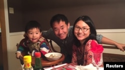 ژیو وانگ (وسط) به جرم "جاسوسی" در ایران به ده سال زندان محکوم شده بود