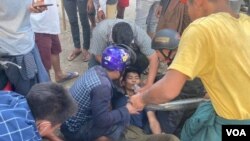 မႏၱေလးဆႏၵျပ ပစ္ခတ္ႏွိမ္နင္းမႈအတြင္း ဒဏ္ရာရသူတဦးကို ျပဳစုေနသူမ်ား။ (ေဖေဖာ္ဝါရီ ၂၀၊ ၂၀၂၁။ ဓာတ္ပုံ - ဗြီအိုေအျမန္မာပုိင္း)