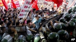 Chinese demonstrators clash with policemen during an anti-Japan protest outside the Japanese Embassy in Beijing, China, September 15, 2012. 