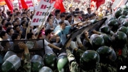 2012年9月15日，中國示威民眾與警察在北京日本駐華大使館外面發生衝突（資料照片）