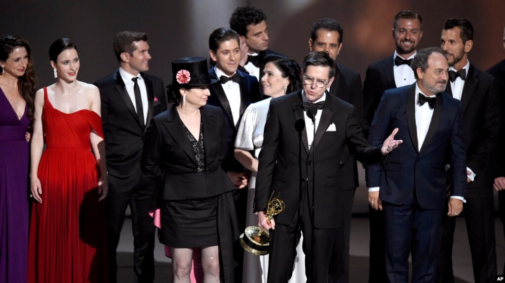 Amy Sherman-Palladino (frente y centro a la izquierda), Daniel Palladino y el elenco de "The Marvelous Mrs. Maisel" aceptan el premio por mejor comedia en la 70 entrega de los Premios Emmy el lunes, 17 de septiembre de 2018 en el Teatro Microsoft en Los Ãngeles.