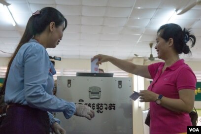 ប្រជាជន​កម្ពុជាចូលរួម​បោះឆ្នោត​ជ្រើសរើស​ក្រុម​ប្រឹក្សា​ឃុំ-សង្កាត់​អណត្តិទី​៤ នៅខេត្ត​កណ្តាល​នៅថ្ងៃទី​៤​ ខែ​មិថុនា​ ឆ្នាំ២០១៧។ (ខាន់​ សុគុំមនោ​/ VOA)