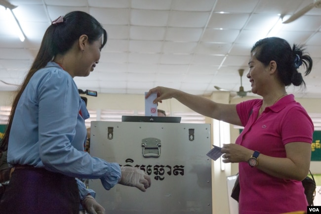 រូបឯកសារ៖ ប្រជាជន​កម្ពុជា ចូលរួម​បោះឆ្នោត​ជ្រើសរើស​ក្រុម​ប្រឹក្សា​ឃុំ-សង្កាត់​អណត្តិទី​៤, នៅខេត្ត​កណ្តាល​នៅថ្ងៃទី​០៤​ ខែ​មិថុនា​ ឆ្នាំ២០១៧។ (ខាន់​ សុគុំមនោ​/ VOA)