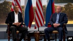 Presiden AS Barack Obama bertemu dengan Presiden Rusia Vladimir Putin di Enniskillen, Irlandia, 2013. (Foto: Dok)