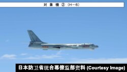 2019年4月1日飞越宫古海峡的中国海军军机轰-6轰炸机 (日本防卫省统合幕僚监部资料)