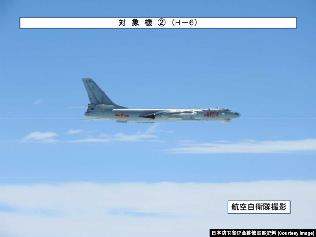 2019年4月1日飞越宫古海峡的中国海军军机轰-6轰炸机(日本防卫省统合幕僚监部资料)