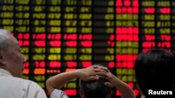 投资者在上海一家经纪行观看股市行情。（2018年6月20日）