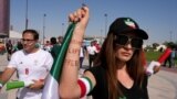 قطر کے ورلڈکپ میں ایک ایرانی خاتون اپنا بازو لہرارہی ہے جس پر عورت ، زندگی اورآزادی کا نعرہ درج ہے۔ فوٹو رائٹرز