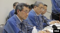 Direktur TEPCO, Masataka Shimizu (kiri) saat menghadiri pengumuman kerugian besar perusahaannya di Tokyo (20/5).