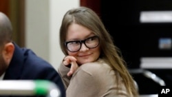 Anna Sorokin yang mengaku sebagai ahli waris pengusaha kaya Jerman di pengadilan di New York, Rabu, 27 Maret 2019.