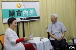 2018年10月18日，香港荣休主教陈日君坐客前民主党主席刘慧卿《议会内外》节目(美国之音记者申华拍摄)