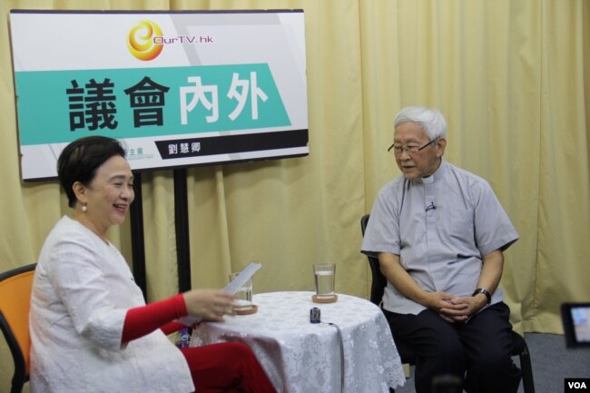 2018年10月18日,香港荣休主教陈日君坐客前民主党主席刘慧卿《议会内外》节目(美国之音记者申华拍摄)