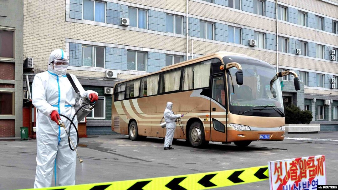 지난 4일 북한 평양에서 신종 코로나바이러스 방역 작업이 진행되고 있다.