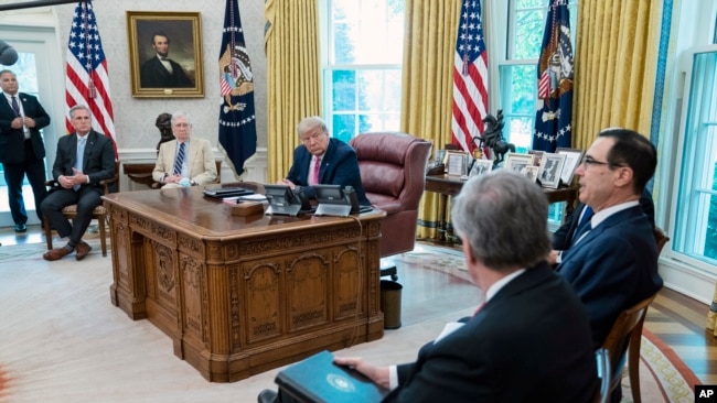 特朗普总统、参议院多数党领袖麦康奈尔、众议院少数党领袖麦卡锡和财政部长姆努钦在啊igzbaigong椭圆形办公室会面。(2020年7月20日)