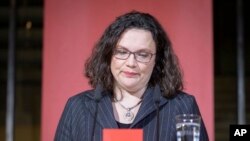 Andrea Nahles, presidenta federal del SPD, el Partido Socialdemócrata, da una declaración en la sede de la organización, en Berlín, el domingo 28 de octubre de 2018, después de la elección en el estado alemán de Hesse. Los partidos gobernantes de Alemania perdieron un apoyo significativo en una elección estatal del domingo marcada por el descontento con las luchas internas en el gobierno nacional, según las proyecciones. (Kay Nietfeld / dpa vía AP).