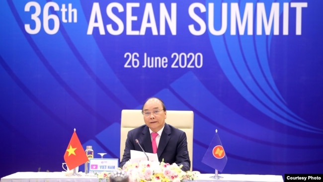 Thủ tướng Nguyễn Xuân Phúc phát biểu trong cuộc họp kết thúc Hội nghị ASEAN tại Hà Nội vào ngày 26/6/2020.